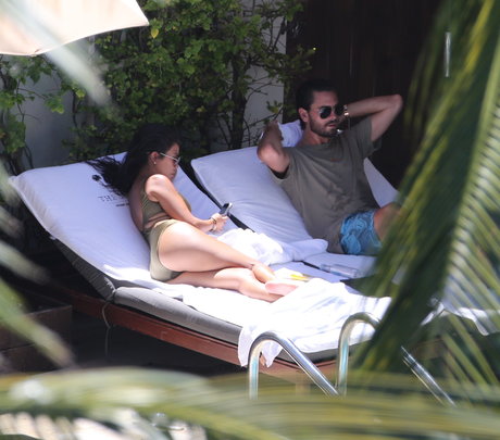 Kourtney Kardashian photo 549