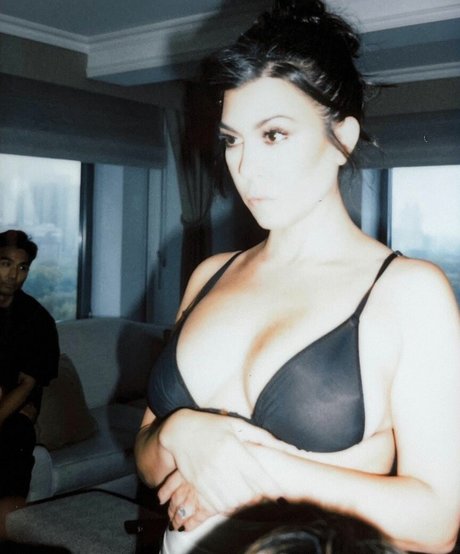 Kourtney Kardashian photo 562