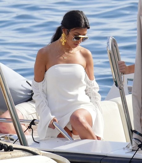 Kourtney Kardashian photo 577