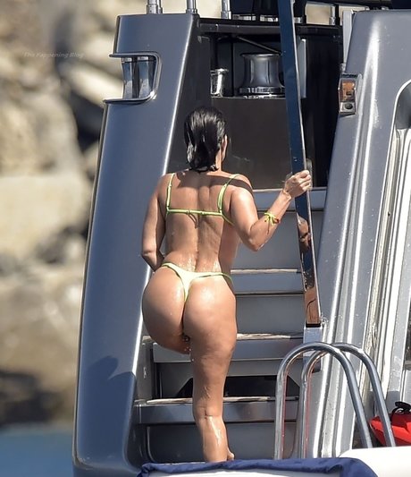 Kourtney Kardashian photo 611
