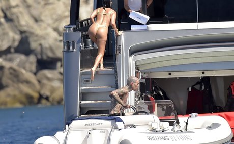 Kourtney Kardashian photo 660