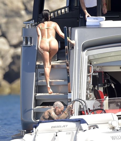 Kourtney Kardashian photo 661