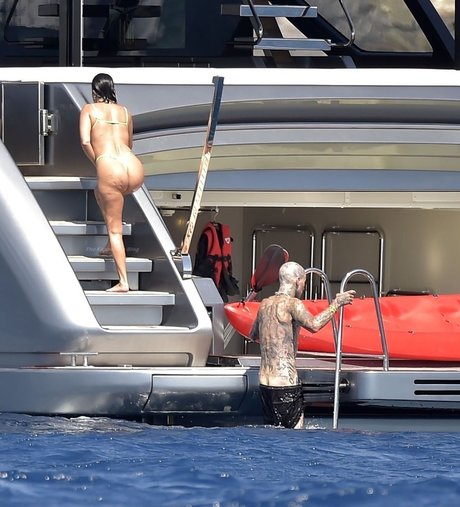 Kourtney Kardashian photo 663