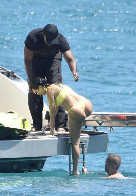 Kourtney Kardashian photo 671