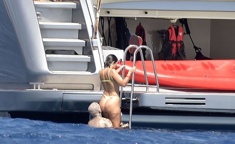 Kourtney Kardashian photo 672
