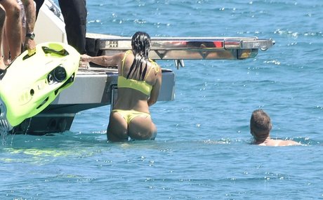 Kourtney Kardashian photo 711