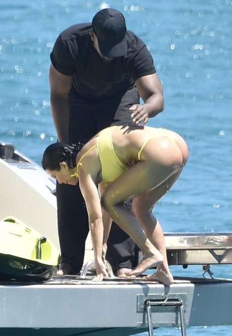 Kourtney Kardashian photo 717