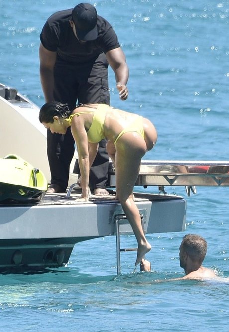 Kourtney Kardashian photo 721