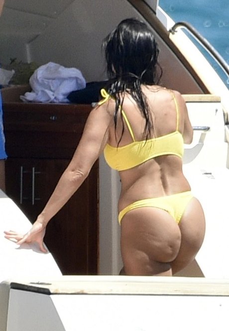 Kourtney Kardashian photo 724