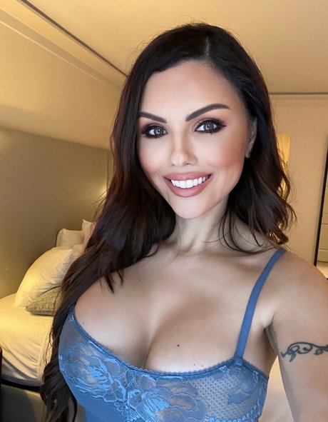 Krystle Lina photo 1