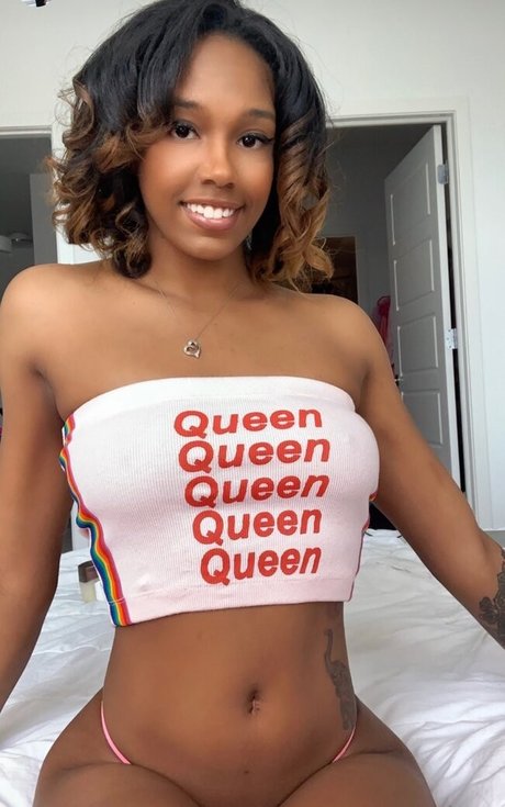 Lacey London photo 2