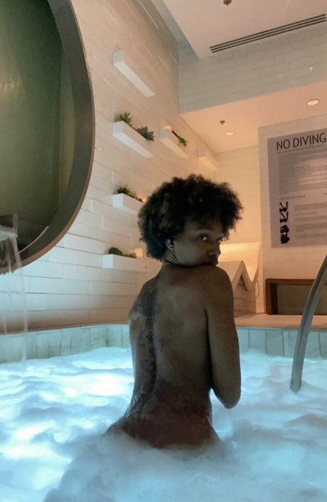 Lacey London photo 4