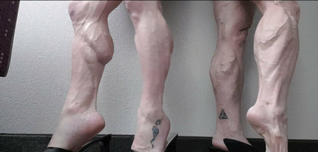 Laceys_muscular_calves photo 3