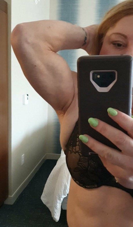 Laceys_muscular_calves photo 6