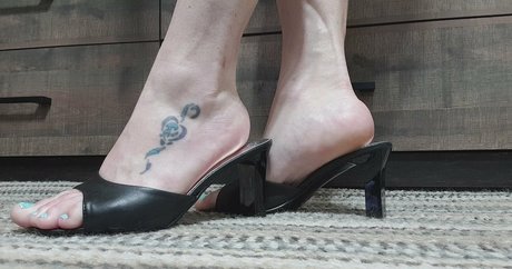 Laceys_muscular_calves photo 9