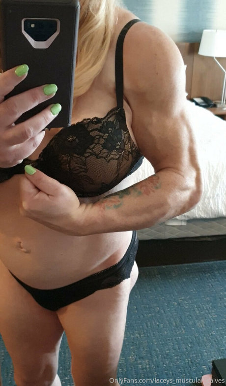 Laceys_muscular_calves photo 16