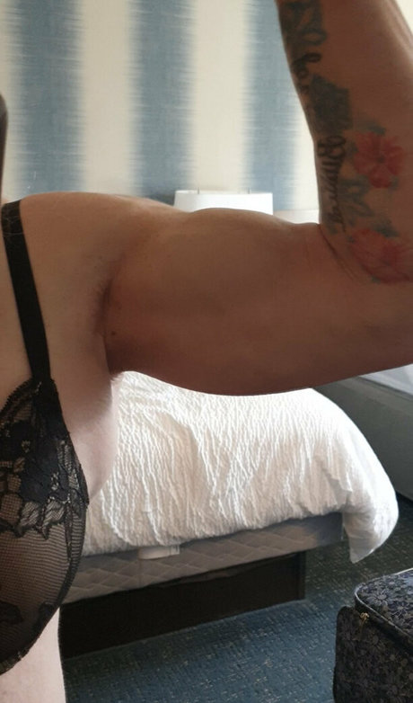 Laceys_muscular_calves photo 18