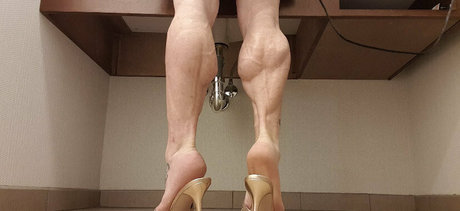 Laceys_muscular_calves photo 20