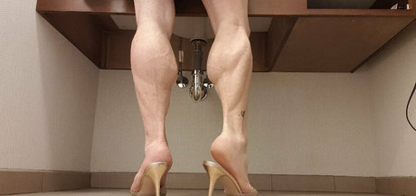 Laceys_muscular_calves photo 23