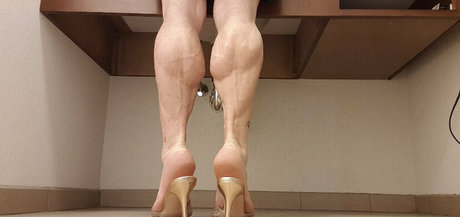 Laceys_muscular_calves photo 25