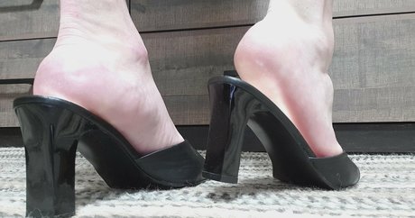 Laceys_muscular_calves photo 43
