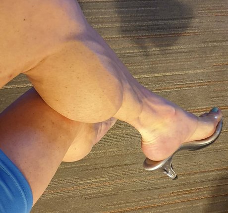 Laceys_muscular_calves photo 51
