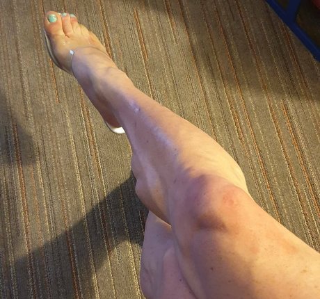 Laceys_muscular_calves photo 52