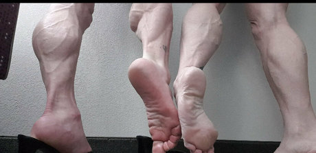 Laceys_muscular_calves photo 59
