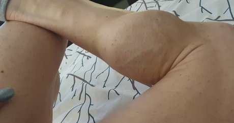 Laceys_muscular_calves photo 77