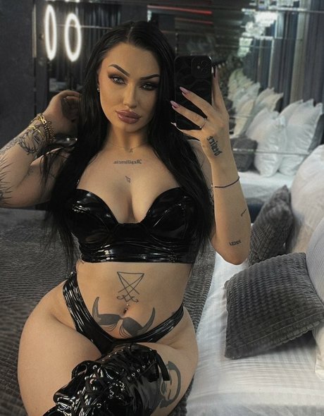 LaReinaMalvadaa photo 1