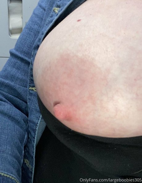 Largeboobies305 photo 31