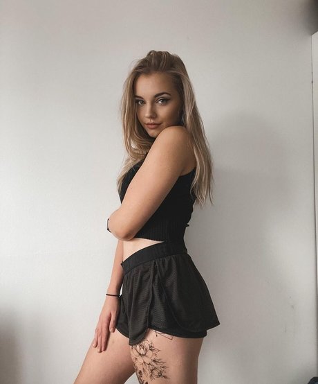 Laura photo 18