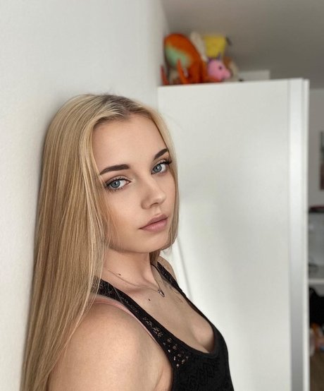 Laura photo 20
