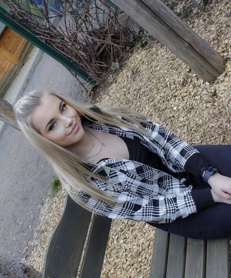 Laura photo 21
