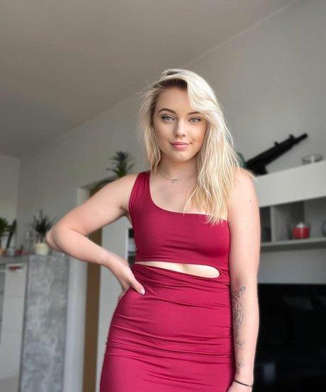 Laura photo 33