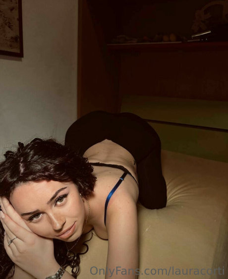 Laura Corti photo 25