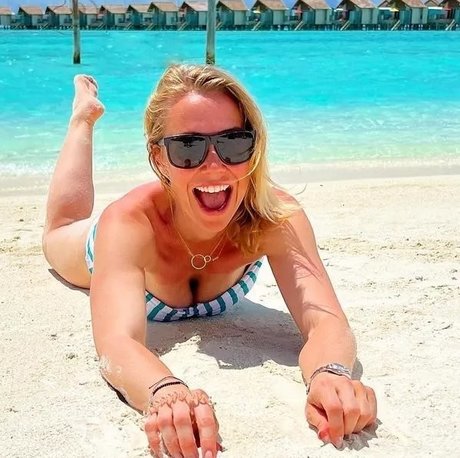 Laura Hamilton photo 29