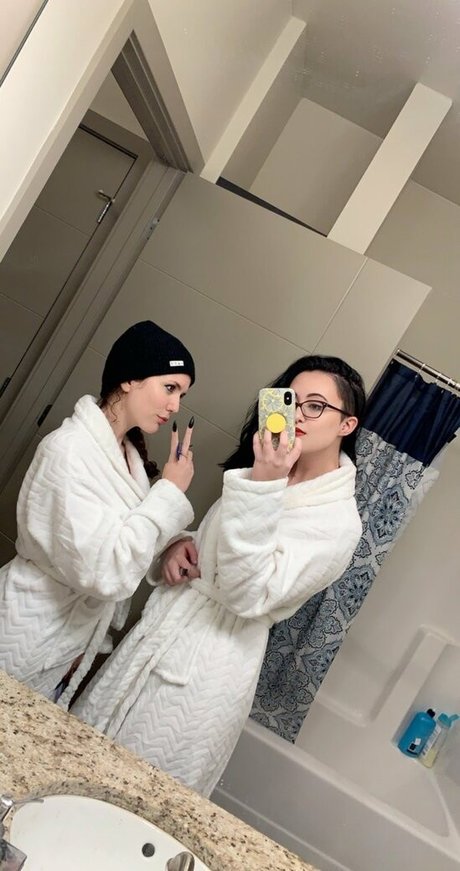 Laura Marie photo 410