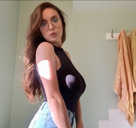 Laura Marie photo 468