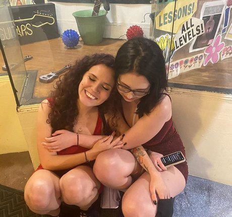 Laura Marie photo 480