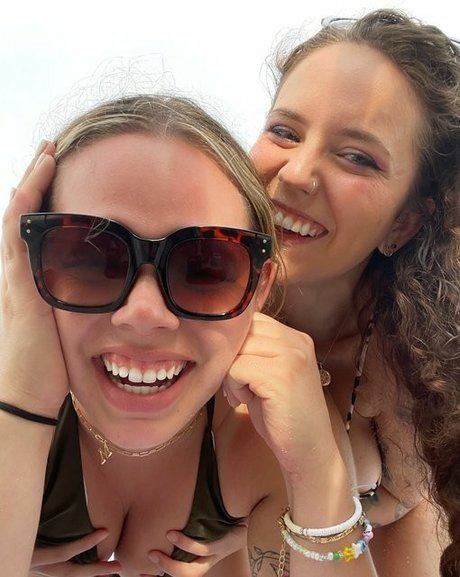 Laura Marie photo 512