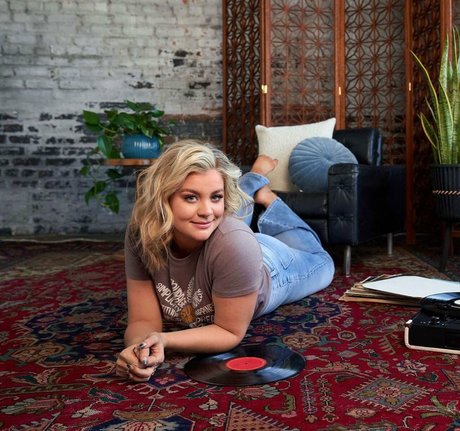 Lauren Alaina photo 9