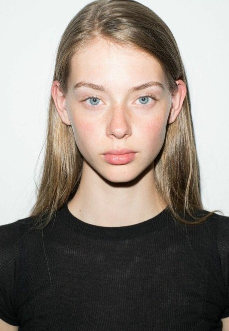 Lauren De Graaf photo 1