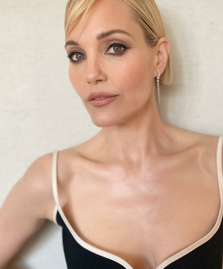 Leslie Bibb photo 2