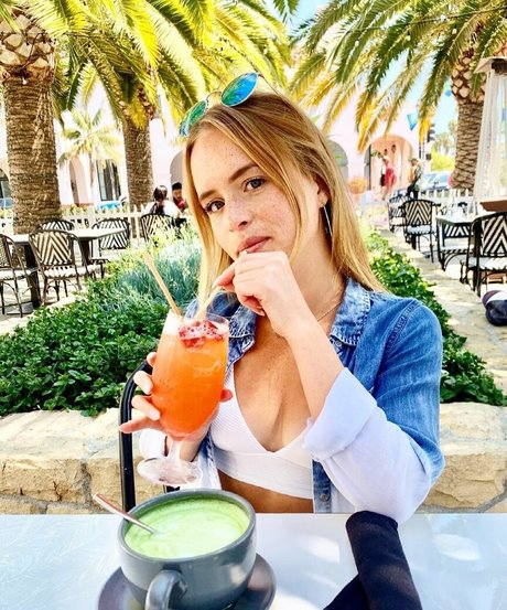 Leslie Bibb photo 6