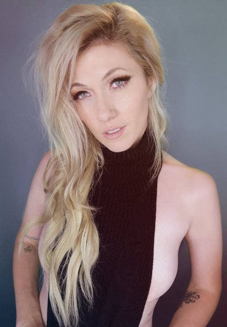 Lindsay Elyse photo 384