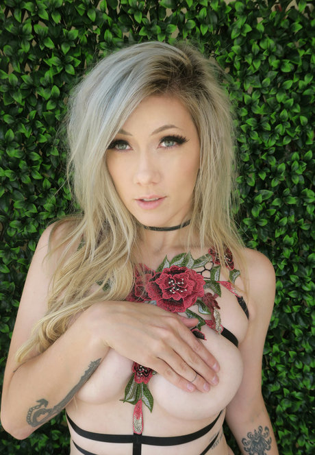 Lindsay Elyse photo 400