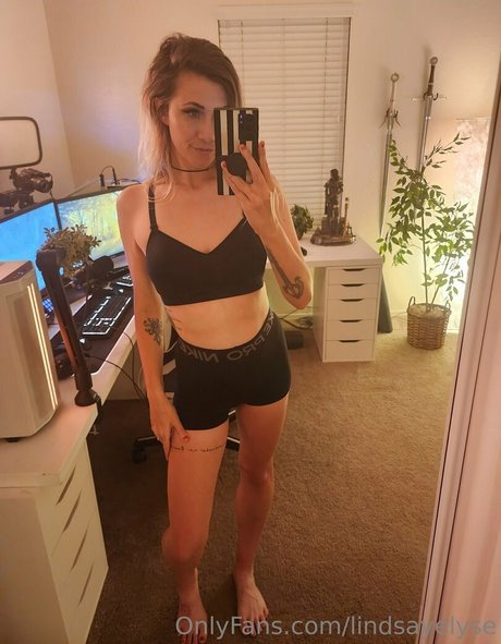 Lindsay Elyse photo 1024