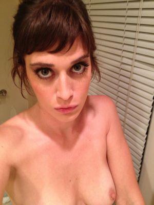 Lizzy Caplan photo 3