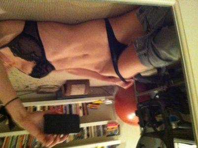 Lizzy Caplan photo 10